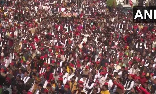 चुनाव आयोग की रोक के बावजूद नियमों की उड़ी धज्जियां, सपा दफ्तर पर जुटे हजारों समर्थक