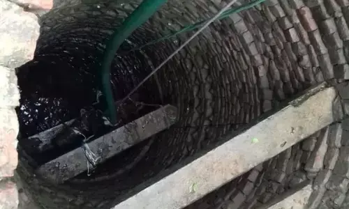 पतंग लूटने के दौरान कुएं में गिरा किशोर, बेटे को खोने के गम में बेसुध मां बस एक ही बात कहती रही.... पतंग लूटने के दौरान कुएं में गिरा किशोर, बेटे को खोने के गम में बेसुध मां बस एक ही बात कहती रही....