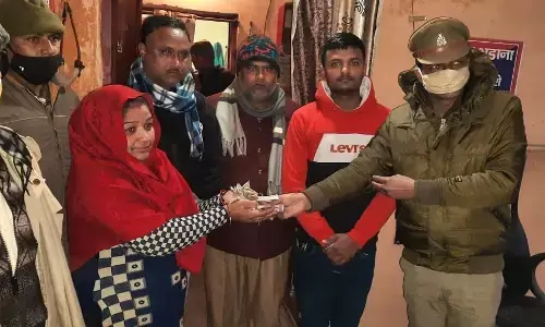 Saharanpur News: सहारनपुर पुलिस का सराहनीय कार्य, सड़क पर मिली नगदी और सोने की चैन वापिस लौटाई Saharanpur News: सहारनपुर पुलिस का सराहनीय कार्य, सड़क पर मिली नगदी और सोने की चैन वापिस लौटाई