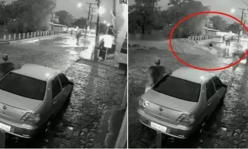 Viral Video: नहीं देखा होगा मौत का ऐसा लाइव मंजर, आ रहे थे लोग और अचानक बह गया पुल