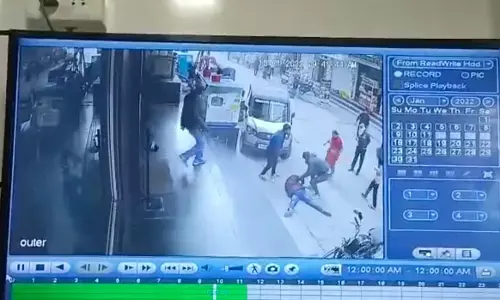 कोटा में छात्रा के सुसाइड का दहलाने वाला VIDEO: पिता मना करते रहे, जैसे ही बचाने भागे बेटी ने 5वीं मंजिल से छलांग लगा दी कोटा में छात्रा के सुसाइड का दहलाने वाला VIDEO: पिता मना करते रहे, जैसे ही बचाने भागे बेटी ने 5वीं मंजिल से छलांग लगा दी