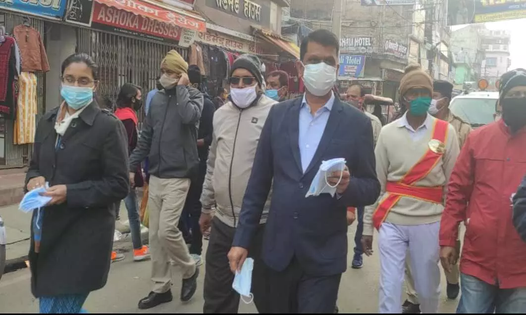 मास्क चेकिंग के लिए डीएम उतरे सड़कों पर, वसूला गया जुर्माना मास्क चेकिंग के लिए डीएम उतरे सड़कों पर, वसूला गया जुर्माना