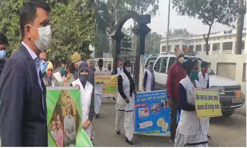 मिशन परिवार विकास रैली को डीएम ने किया रवाना मिशन परिवार विकास रैली को डीएम ने किया रवाना