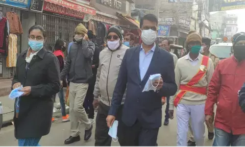 मास्क चेकिंग के लिए डीएम उतरे सड़कों पर, वसूला गया जुर्माना मास्क चेकिंग के लिए डीएम उतरे सड़कों पर, वसूला गया जुर्माना