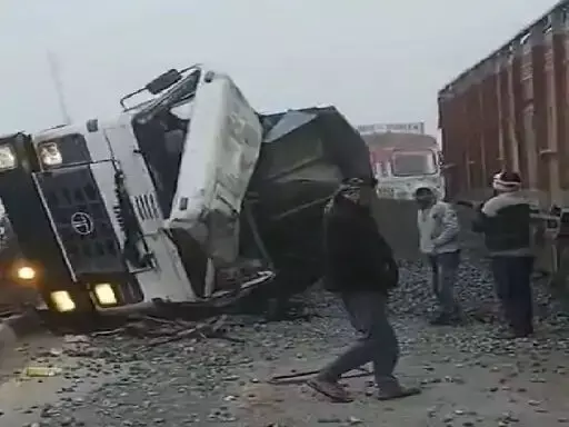 एक के बाद एक 5 ट्रक और डंपर आपस में टकराए एक के बाद एक 5 ट्रक और डंपर आपस में टकराए