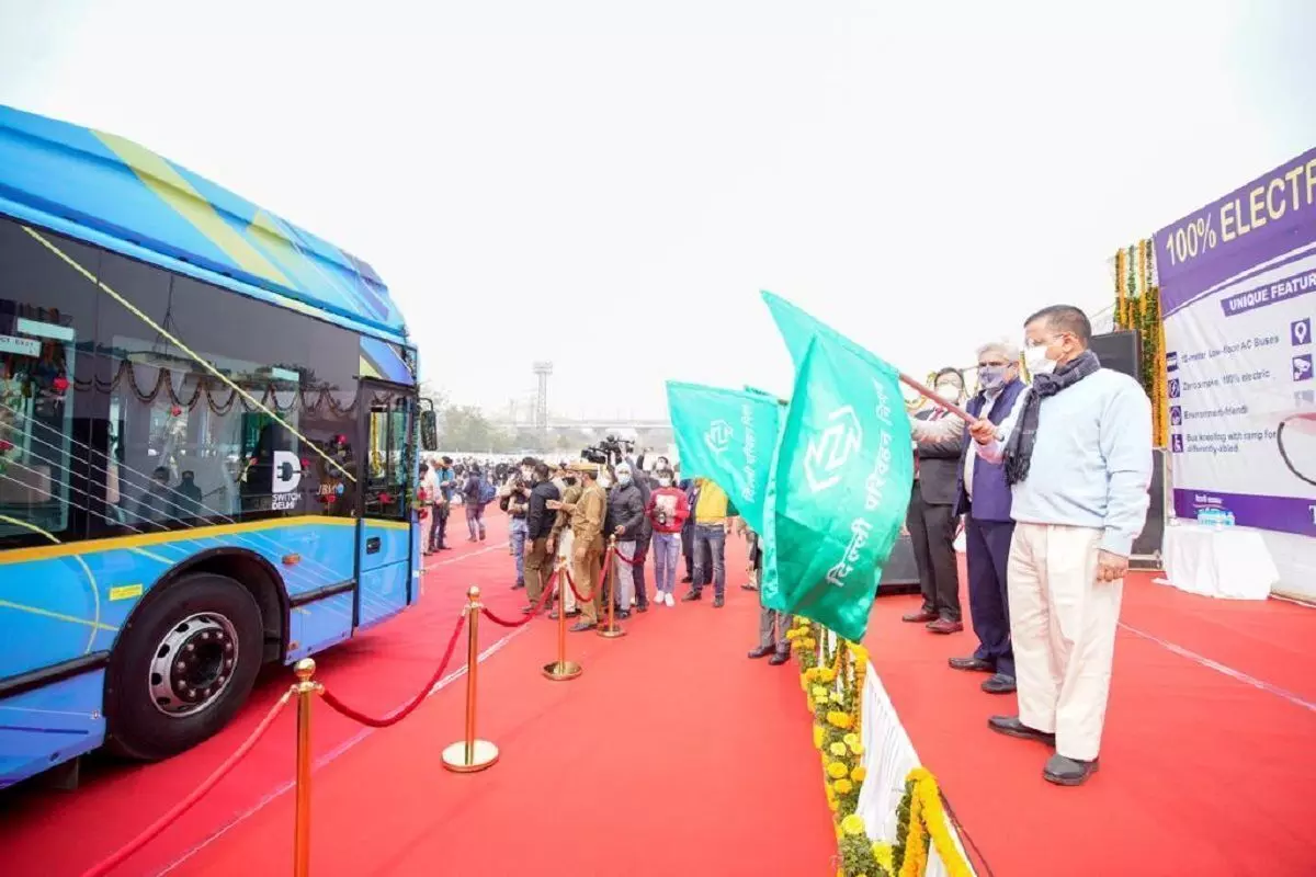 दिल्ली में सड़कों पर उतरी पहली इलेक्ट्रिक बस, जानिए क्या हैं खासियतें और क्या होगा इसका रूट