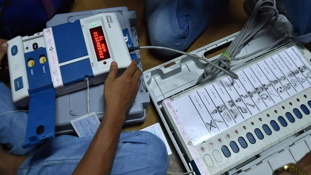 गौतमबुद्ध नगर जिले में प्रत्याशियों की संख्या 15 से कम, सभी बूथ पर एक EVM से होगा मतदान