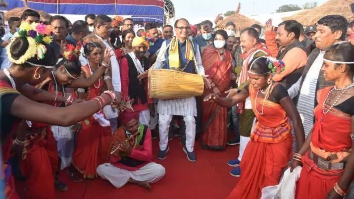 Shivraj Singh Chouhan News: युवाओं को रोज़गार देने के बजाय हाथ में शराब की बोतल थमा रहे शिवराज