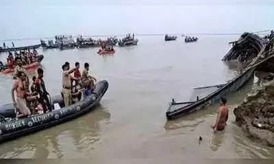 बिहार में बड़ा हादसा : गोपालगंज में गंडक नदी में पलटी नाव, नदी में डूबे 24 किसान, 2 शव बरामद, मौके पर राहत और बचाव कार्य जारी बिहार में बड़ा हादसा : गोपालगंज में गंडक नदी में पलटी नाव, नदी में डूबे 24 किसान, 2 शव बरामद, मौके पर राहत और बचाव कार्य जारी