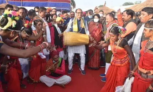 Shivraj Singh Chouhan News: युवाओं को रोज़गार देने के बजाय हाथ में शराब की बोतल थमा रहे शिवराज