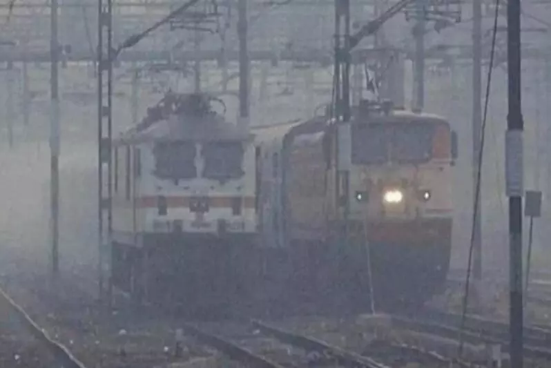 दिल्ली आने वाली 13 ट्रेनें लेट, 22 को किया गया रद्द, जानिए कौन-सी ट्रेनों पर पड़ा असर