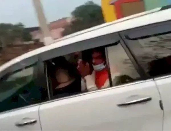 वोट मांगने गए बीजेपी विधायक को खदेड़ा, ग्रामीणों ने दी जीत की चुनौती वोट मांगने गए बीजेपी विधायक को खदेड़ा, ग्रामीणों ने दी जीत की चुनौती