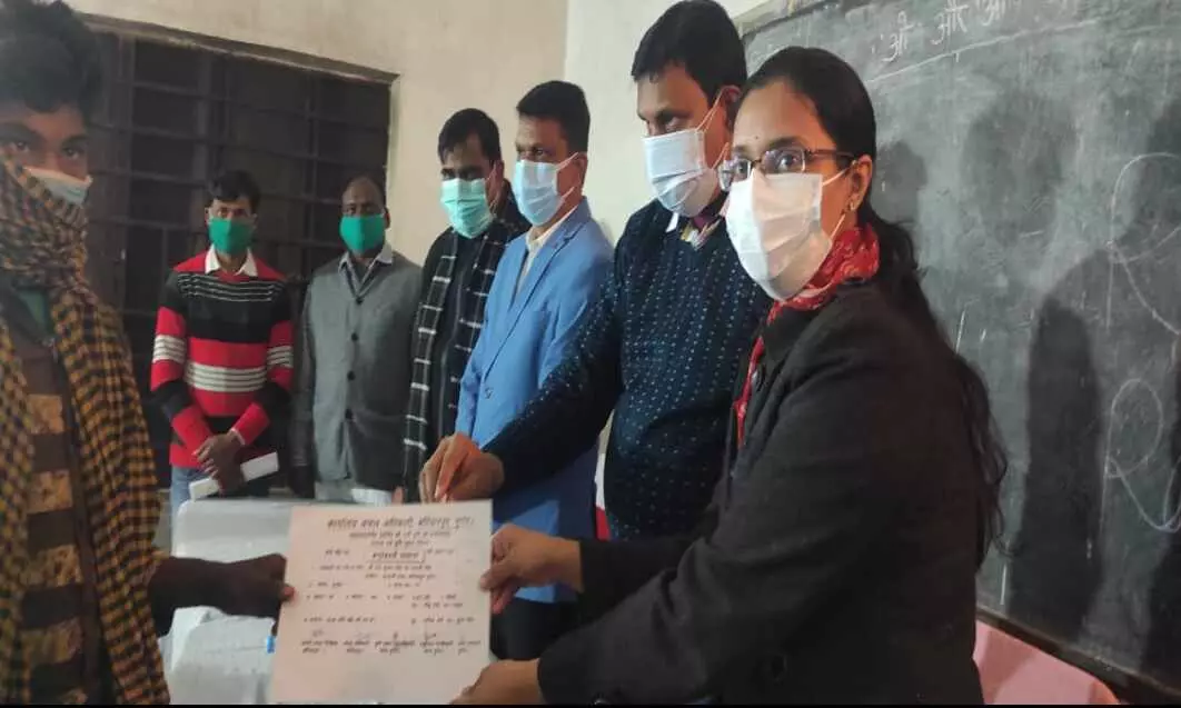 अभियान बसेरा के अंतर्गत कई भूमिहीनों के बीच बांटे पर्चे अभियान बसेरा के अंतर्गत कई भूमिहीनों के बीच बांटे पर्चे