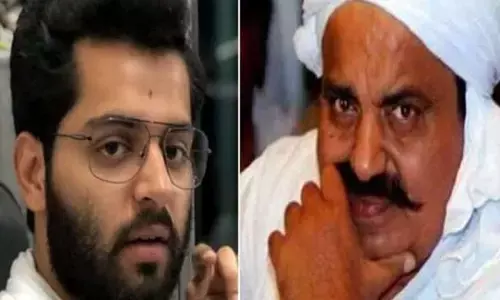 अतीक अहमद के घर बेटे की तलाश में छापेमारी, पत्नी ने लगाएं गंभीर आरोप अतीक अहमद के घर बेटे की तलाश में छापेमारी, पत्नी ने लगाएं गंभीर आरोप