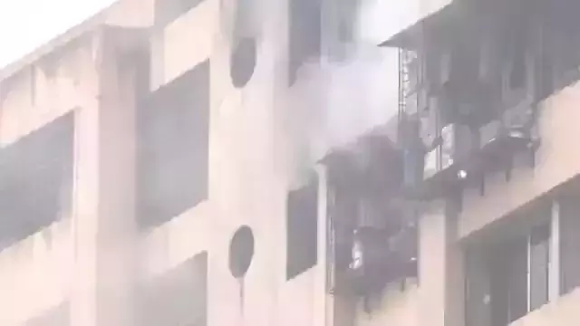 मुंबई के भाटिया अस्पताल के पास 20 मंजिला ईमारत में लगी आग, 7 की मौत