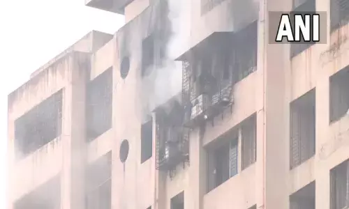 मुंबई के तारदेव इलाके में 20 मंजिला इमारत में लगी आग, दो की मौत मुंबई के तारदेव इलाके में 20 मंजिला इमारत में लगी आग, दो की मौत