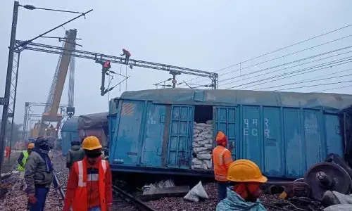 मथुरा में मालगाड़ी के 15 डिब्बे पटरी से उतरे, आवाजाही ठप, कई ट्रेनों के रूट बदले तो कई रद्द; देखें लिस्ट मथुरा में मालगाड़ी के 15 डिब्बे पटरी से उतरे, आवाजाही ठप, कई ट्रेनों के रूट बदले तो कई रद्द; देखें लिस्ट