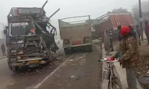 घने कोहरे में पूर्वांचल एक्सप्रेसवे पर टकराए तीन वाहन