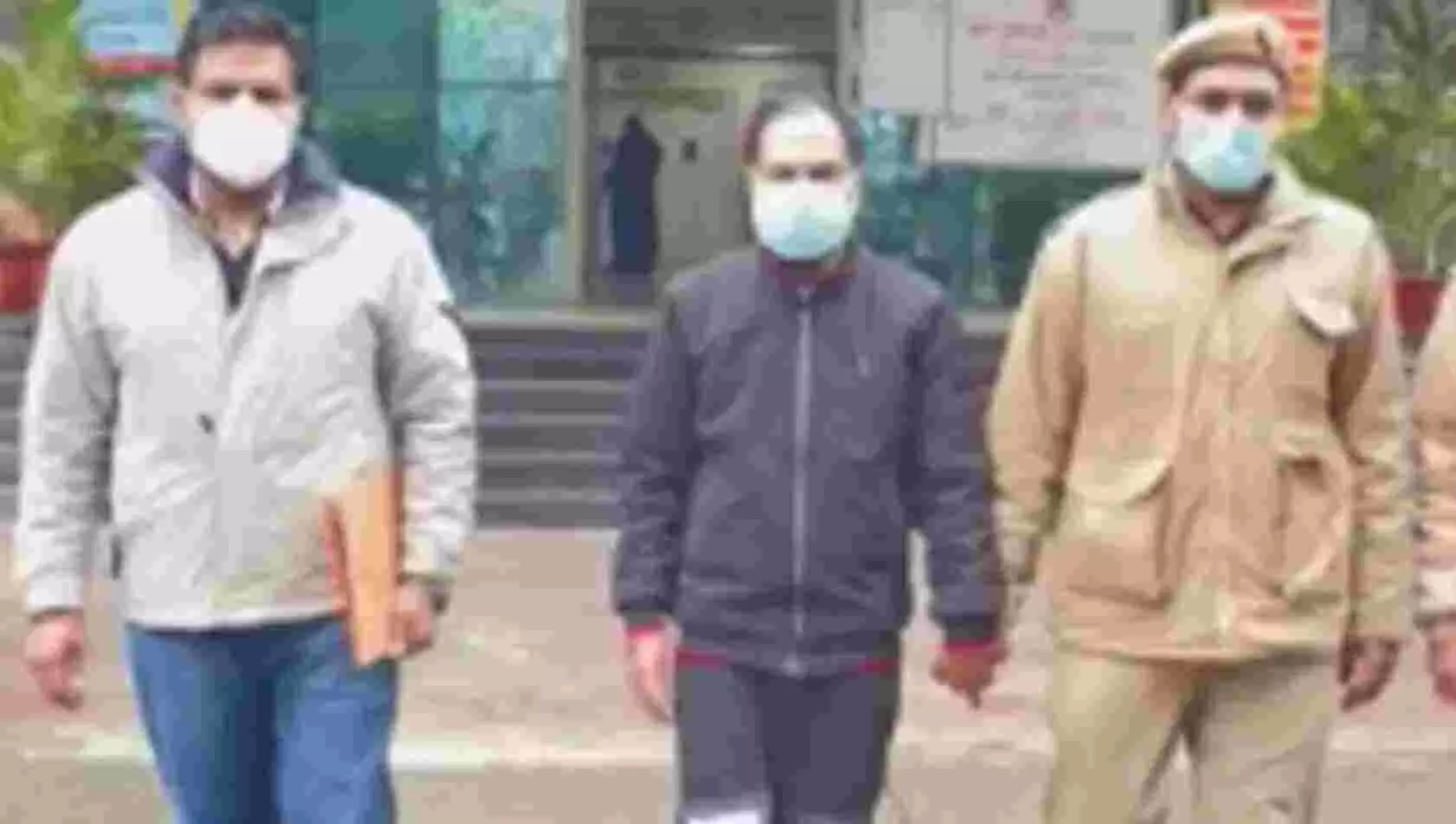 पहले लड़कियों से दोस्ती..शादी का वादा, फिर प्राइवेट फोटो लीक करने की धमकी देकर लाखों की लूट, पुलिस ने ऐसे पकड़ा मास्टरमाइंड पहले लड़कियों से दोस्ती..शादी का वादा, फिर प्राइवेट फोटो लीक करने की धमकी देकर लाखों की लूट, पुलिस ने ऐसे पकड़ा मास्टरमाइंड