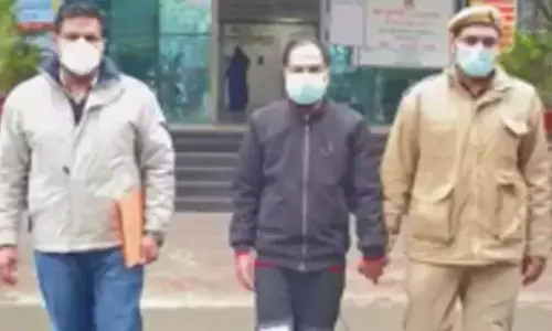 पहले लड़कियों से दोस्ती..शादी का वादा, फिर प्राइवेट फोटो लीक करने की धमकी देकर लाखों की लूट, पुलिस ने ऐसे पकड़ा मास्टरमाइंड पहले लड़कियों से दोस्ती..शादी का वादा, फिर प्राइवेट फोटो लीक करने की धमकी देकर लाखों की लूट, पुलिस ने ऐसे पकड़ा मास्टरमाइंड