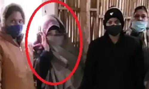 आगरा में सेक्स रैकेट चलाने वाली महिला गैंगस्टर गाजियाबाद से गिरफ्तार, जानिए कैसे चलता था ये नेटवर्क आगरा में सेक्स रैकेट चलाने वाली महिला गैंगस्टर गाजियाबाद से गिरफ्तार, जानिए कैसे चलता था ये नेटवर्क