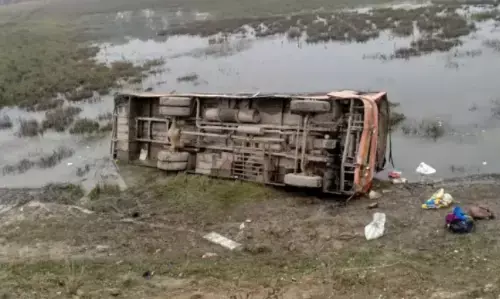 50 यात्रियों से भरी बस पलटी, दो की मौत, 18 से ज्यादा लोग घायल 50 यात्रियों से भरी बस पलटी, दो की मौत, 18 से ज्यादा लोग घायल