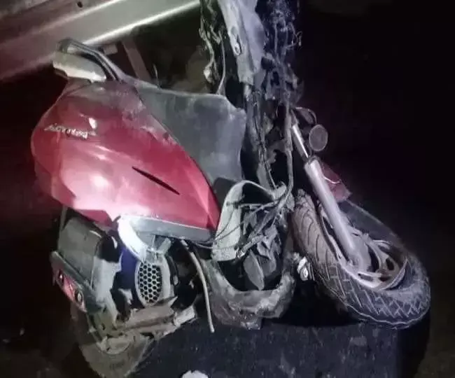 बाहर चाय की दुकान का बोर्ड, अंदर धुआं उड़ा रहे लड़के लड़कियां, आखिर माजरा क्या है ? बाहर चाय की दुकान का बोर्ड, अंदर धुआं उड़ा रहे लड़के लड़कियां, आखिर माजरा क्या है ?