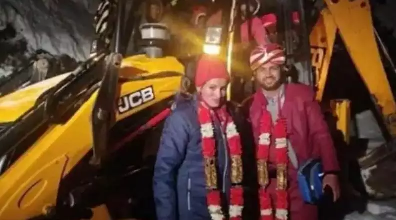 JCB से बारात लेकर दुल्हन के घर पहुंचा दूल्हा,जानिए आखिर ऐसी नौबत क्यों आ पड़ी?