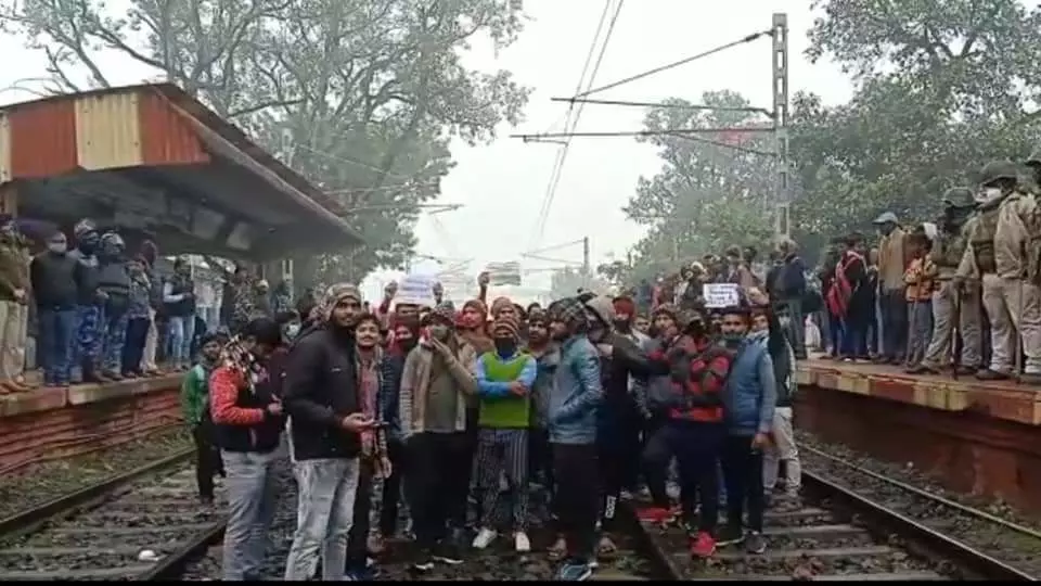 इस कड़ाके के ठंड में कल पटना और आरा में छात्रों ने रेलवे ट्रैक को दस घंटों तक रखा था जाम इस कड़ाके के ठंड में कल पटना और आरा में छात्रों ने रेलवे ट्रैक को दस घंटों तक रखा था जाम