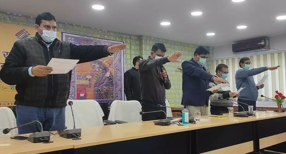 राष्ट्रीय मतदाता दिवस के अवसर पर डीएम ने दिलायी शपथ राष्ट्रीय मतदाता दिवस के अवसर पर डीएम ने दिलायी शपथ