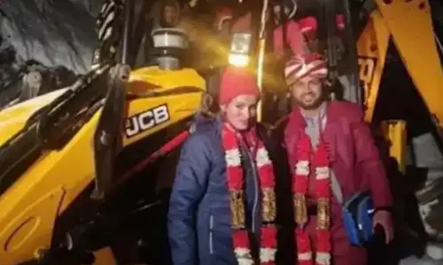 JCB рд╕реЗ рдмрд╛рд░рд╛рдд рд▓реЗрдХрд░ рджреБрд▓реНрд╣рди рдХреЗ рдШрд░ рдкрд╣реБрдВрдЪрд╛ рджреВрд▓реНрд╣рд╛,рдЬрд╛рдирд┐рдП рдЖрдЦрд┐рд░ рдРрд╕реА рдиреМрдмрдд рдХреНрдпреЛрдВ рдЖ рдкрдбрд╝реА? JCB рд╕реЗ рдмрд╛рд░рд╛рдд рд▓реЗрдХрд░ рджреБрд▓реНрд╣рди рдХреЗ рдШрд░ рдкрд╣реБрдВрдЪрд╛ рджреВрд▓реНрд╣рд╛,рдЬрд╛рдирд┐рдП рдЖрдЦрд┐рд░ рдРрд╕реА рдиреМрдмрдд рдХреНрдпреЛрдВ рдЖ рдкрдбрд╝реА?