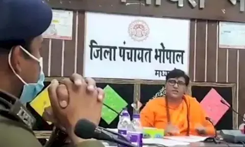 मजार के निर्माण पर अधिकारियों से उलझीं प्रज्ञा ठाकुर, कलेक्टर बोले मजार पहले से थी फुटपाथ बाद में बना