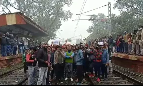 इस कड़ाके के ठंड में कल पटना और आरा में छात्रों ने रेलवे ट्रैक को दस घंटों तक रखा था  जाम इस कड़ाके के ठंड में कल पटना और आरा में छात्रों ने रेलवे ट्रैक को दस घंटों तक रखा था  जाम