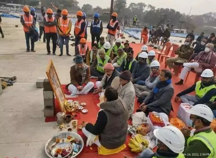 पूजन के साथ राम चबूतरा का निर्माण शुरू