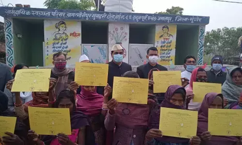 18 भूमिहीन परिवारों के बीच जिला पदाधिकारी ने किया वास पर्चा वितरित