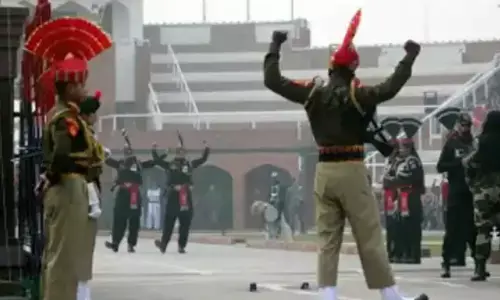अटारी बॉर्डर पर बीटिंग द रिट्रीट सेरेमनी, गणतंत्र दिवस पर दिखा अलग नजारा, देंखे ये वीडियो अटारी बॉर्डर पर बीटिंग द रिट्रीट सेरेमनी, गणतंत्र दिवस पर दिखा अलग नजारा, देंखे ये वीडियो