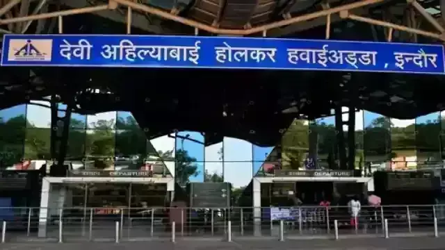 इंदौर एयरपोर्ट पर दुबई जाने वाले 15 यात्री निकले कोरोना पॉजिटिव, यात्रियों को किया गया क्वारंटाइन