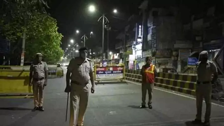 Delhi Corona Rules: दिल्ली में वीकेंड कर्फ्यू खत्म, रात का कर्फ्यू रहेगा लागू, रेस्टोरेंट-बार 50 फीसदी क्षमता के साथ खुलेंगे