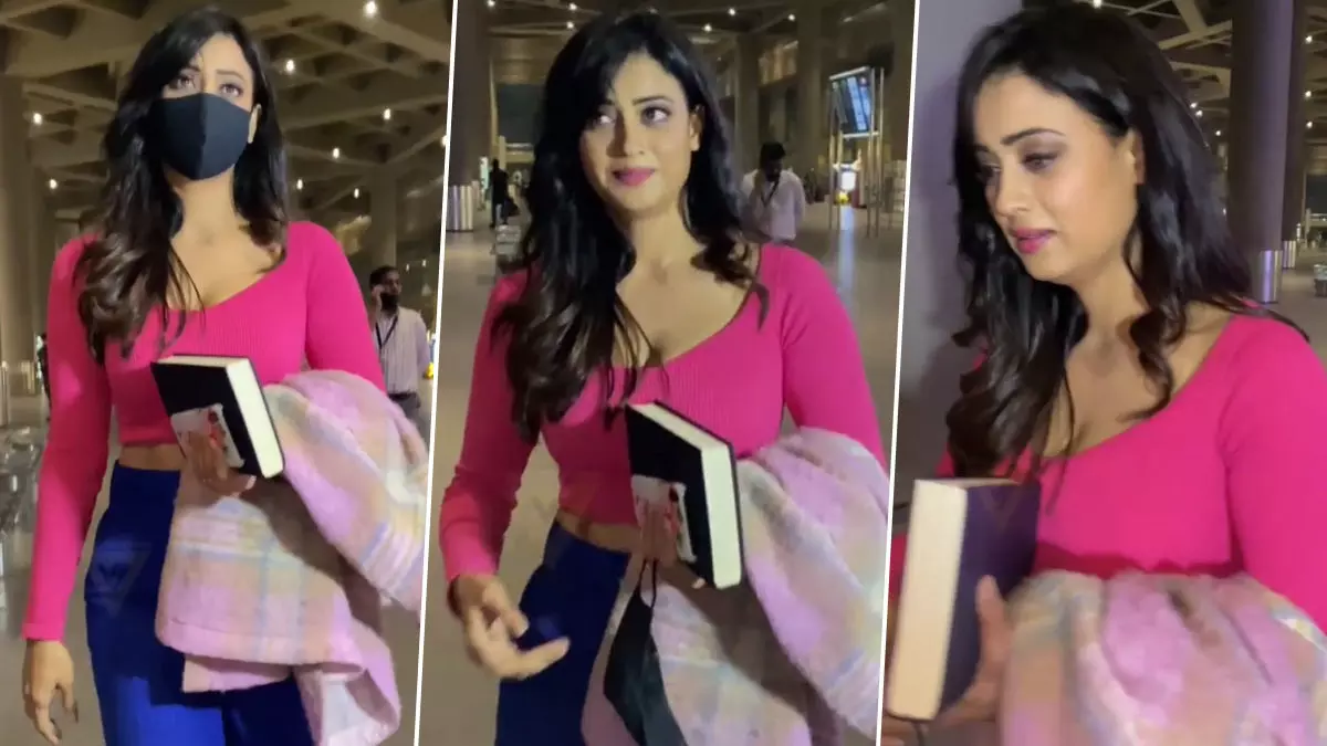 Shweta Tiwari ने गुलाबी टी-शर्ट पहनकर एयरपोर्ट पर दिखाया अपना हॉट लुक, Video में दिखा कमाल का स्टाइल