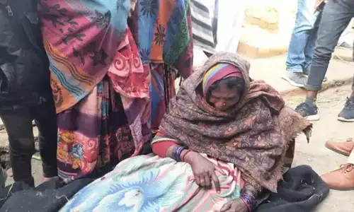 बक्सर में 6 लोगों की जहरीली शराब पीने से मौत, इलाके में अफरा-तफरी का माहौल बक्सर में 6 लोगों की जहरीली शराब पीने से मौत, इलाके में अफरा-तफरी का माहौल