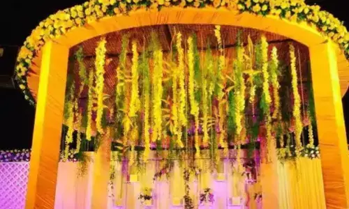 सुहागरात पर पति को छोड़ दीवार फांदकर दुल्हन हुई फरार सुहागरात पर पति को छोड़ दीवार फांदकर दुल्हन हुई फरार