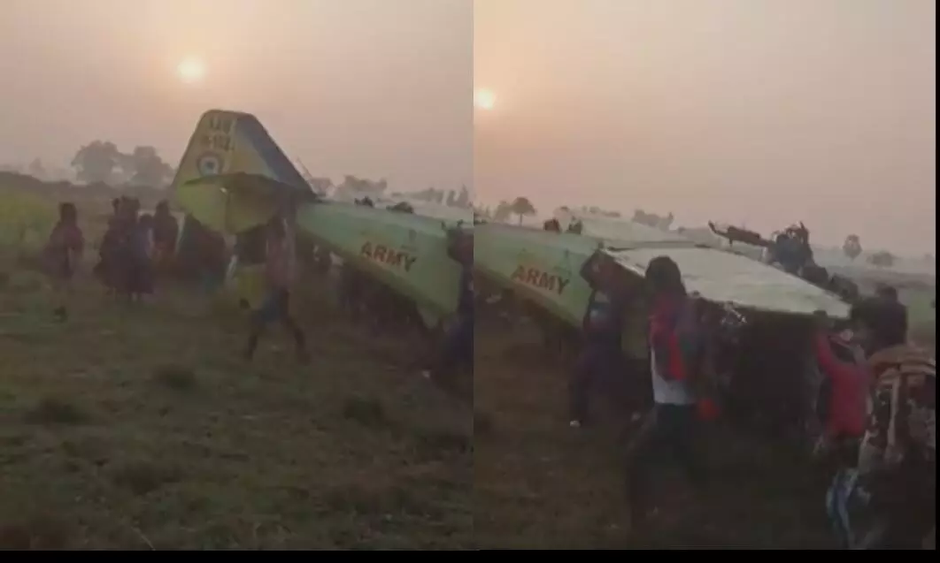 खेत में गिरा सेना का विमान, लोगों ने उठाकर ला दिया सड़क पर; देखें वीडियो