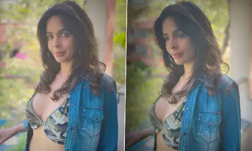 Mallika Sherawat ने शर्ट की बटन खोलकर दिखाई Hot Bikini, सेक्सी फोटो छुड़ा रहा फैंस के पसीने