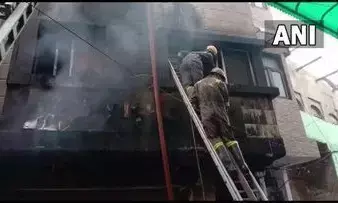 कानपुर में मिठाई की दुकान में लगी आग, हादसे में 2 लोगों की मौत, एक की हालत गंभीर कानपुर में मिठाई की दुकान में लगी आग, हादसे में 2 लोगों की मौत, एक की हालत गंभीर