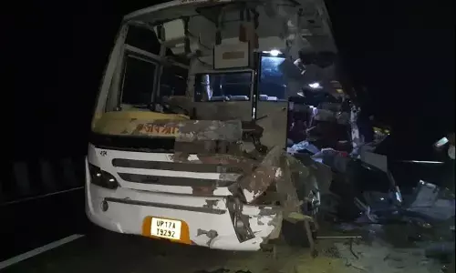 लखनऊ-आगरा एक्सप्रेस वे पर बड़ा हादसा, तीन की मौत और आठ घायल लखनऊ-आगरा एक्सप्रेस वे पर बड़ा हादसा, तीन की मौत और आठ घायल