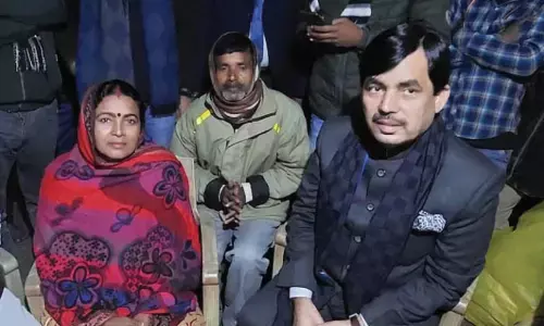 शराबबंदी पर गाना गाकर प्रसिद्ध हुईं इंदु देवी के घर पहुंचे उद्योग मंत्री शाहनवाज हुसैन, आंख से छलके आंसू, दी ये सलाह