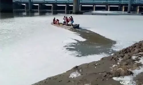 рдиреЛрдПрдбрд╛ : рдпрдореБрдирд╛ рдирджреА рдореЗрдВ рдпреБрд╡рдХ рдФрд░ рдпреБрд╡рддреА рдиреЗ рд▓рдЧрд╛рдИ рдЫрд▓рд╛рдВрдЧ, рдпреБрд╡рддреА рдХрд╛ рд╢рд╡ рдмрд░рд╛рдордж , рдпреБрд╡рдХ рдХреА рддрд▓рд╛рд╢ рдЬрд╛рд░реАред рдиреЛрдПрдбрд╛ : рдпрдореБрдирд╛ рдирджреА рдореЗрдВ рдпреБрд╡рдХ рдФрд░ рдпреБрд╡рддреА рдиреЗ рд▓рдЧрд╛рдИ рдЫрд▓рд╛рдВрдЧ, рдпреБрд╡рддреА рдХрд╛ рд╢рд╡ рдмрд░рд╛рдордж , рдпреБрд╡рдХ рдХреА рддрд▓рд╛рд╢ рдЬрд╛рд░реАред