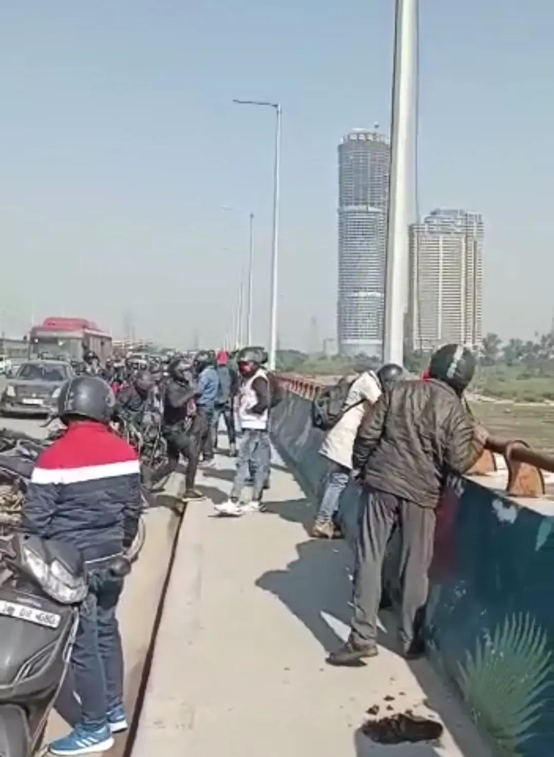 ओखला पुल से युवक-युवती ने यमुना में लगायी छलांग, युवती की माैत