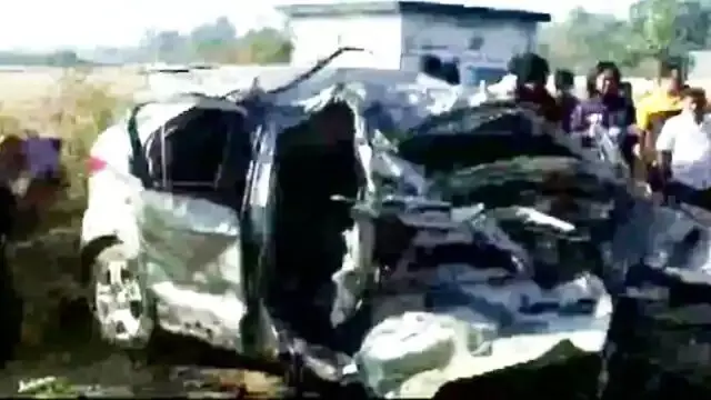 महाराष्ट्र : मुंबई-पुणे एक्सप्रेसवे पर कार और कंटेनर की जोरदार टक्कर, 5 लोगों की मौत