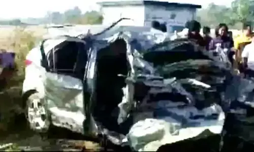 महाराष्ट्र : मुंबई-पुणे एक्सप्रेसवे पर कार और कंटेनर की जोरदार टक्कर, 5 लोगों की मौत